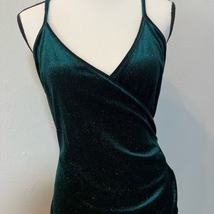 Sparkly money green dress! Worn this one time for a Christmas party 🎉 Large